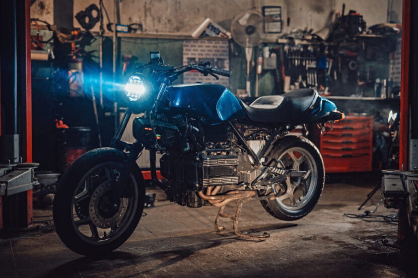 ヘッドライトを付けたバイク